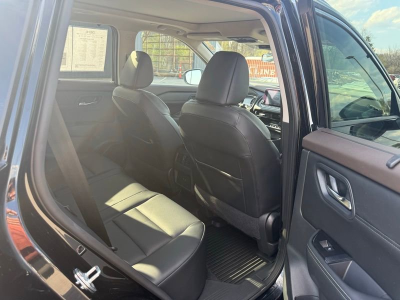 Used 2022 Nissan Rogue SV w/ SV Premium Package image 18