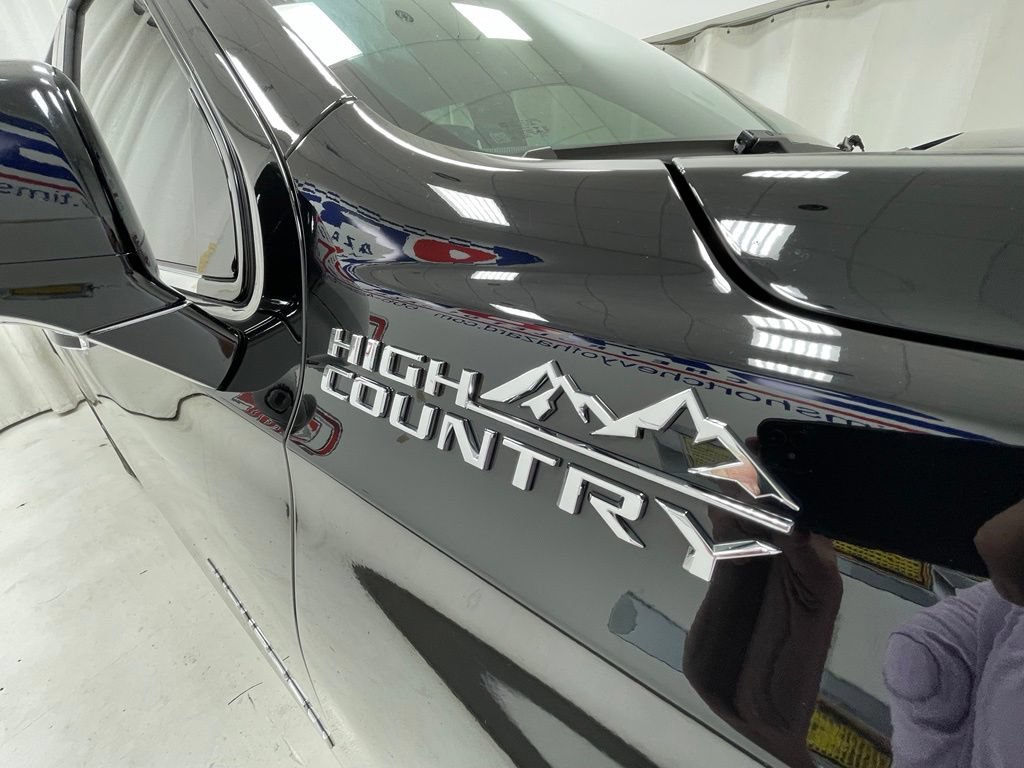Used 2023 Chevrolet Suburban High Country AWD/4WD image 4