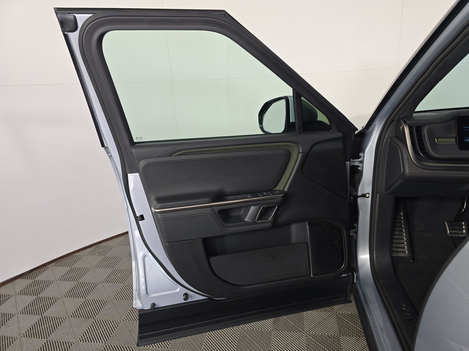 Used 2024 Rivian R1S Adventure AWD/4WD image 16