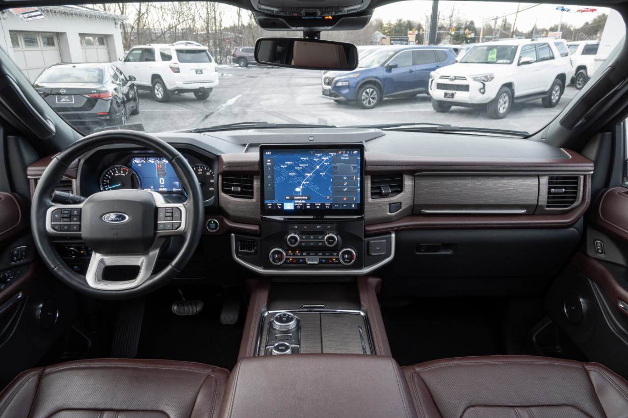 Used 2024 Ford Expedition Limited image 2