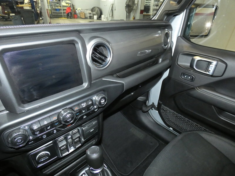 Used 2022 Jeep Wrangler Unlimited Sahara w/ Cold Weather Group AWD/4WD image 11