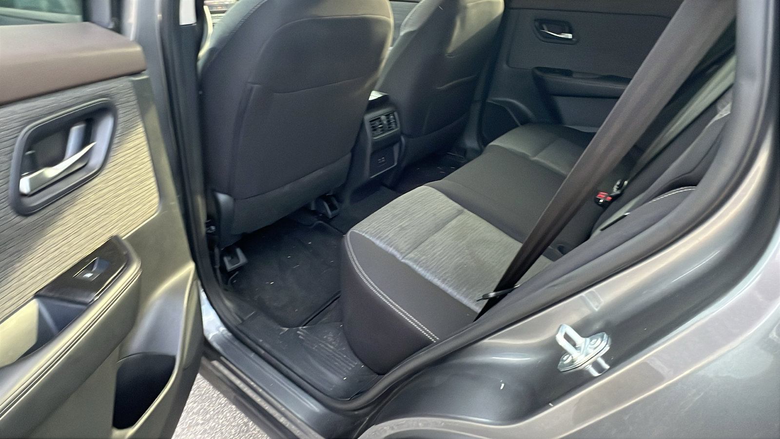 Used 2023 Nissan Rogue SV image 24