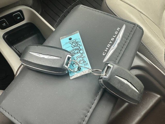 Used 2017 Chrysler Pacifica Touring-L FWD image 20