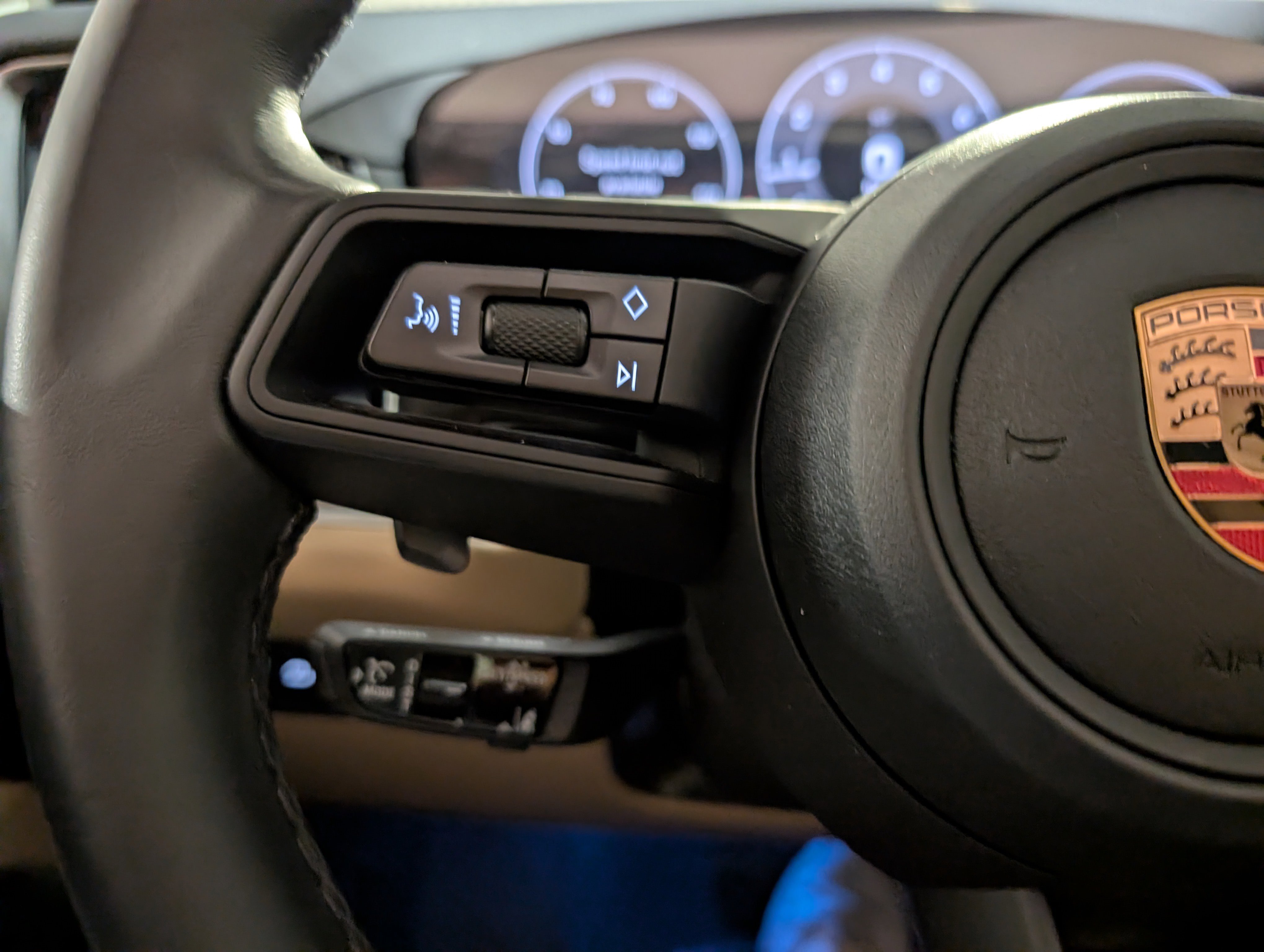 Used 2025 Porsche Cayenne image 32