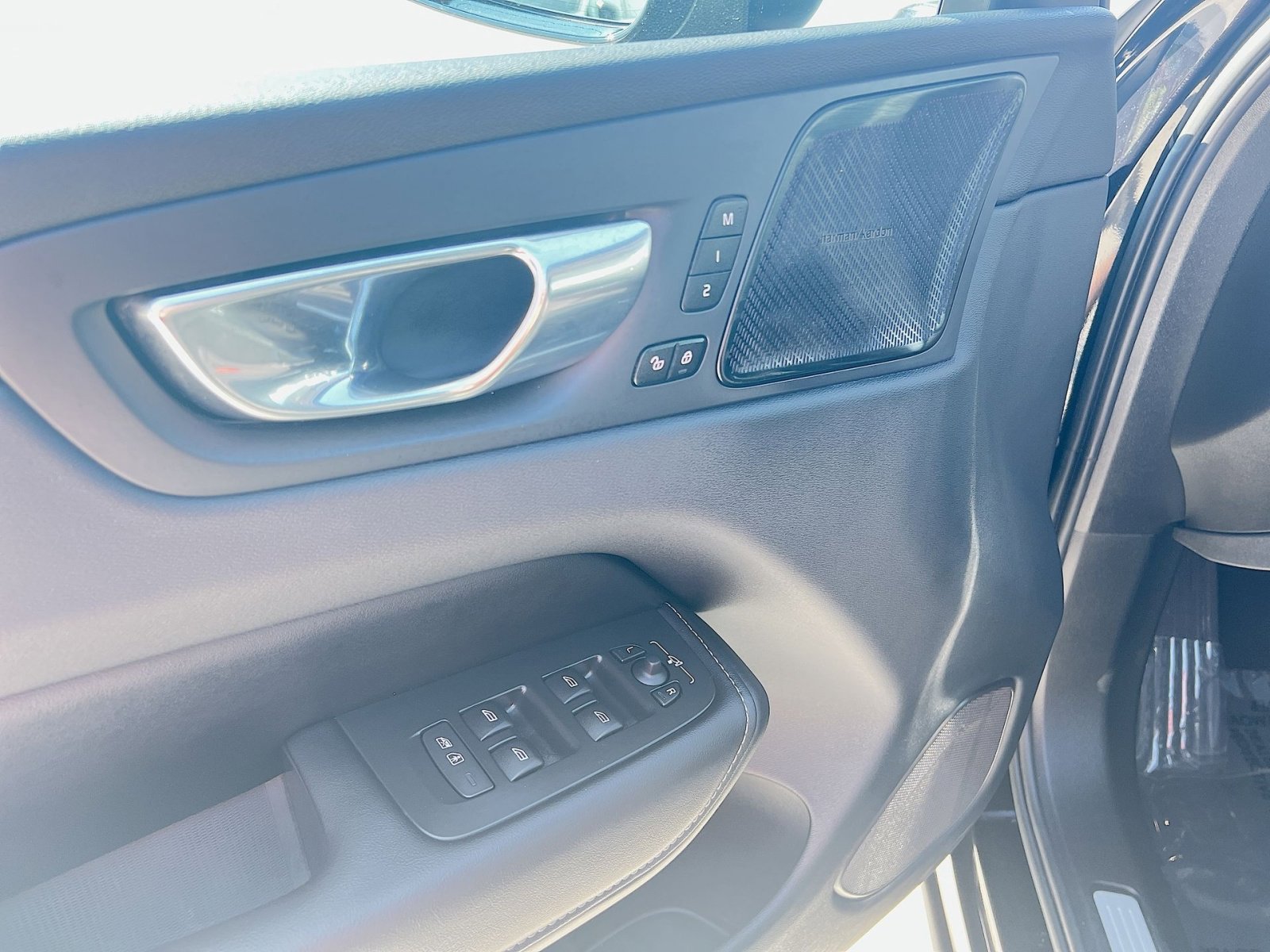 Certified 2023 Volvo XC60 B6 Ultimate w/ Climate Package image 15