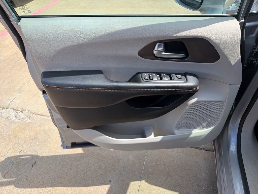 Used 2017 Chrysler Pacifica Touring-L image 12