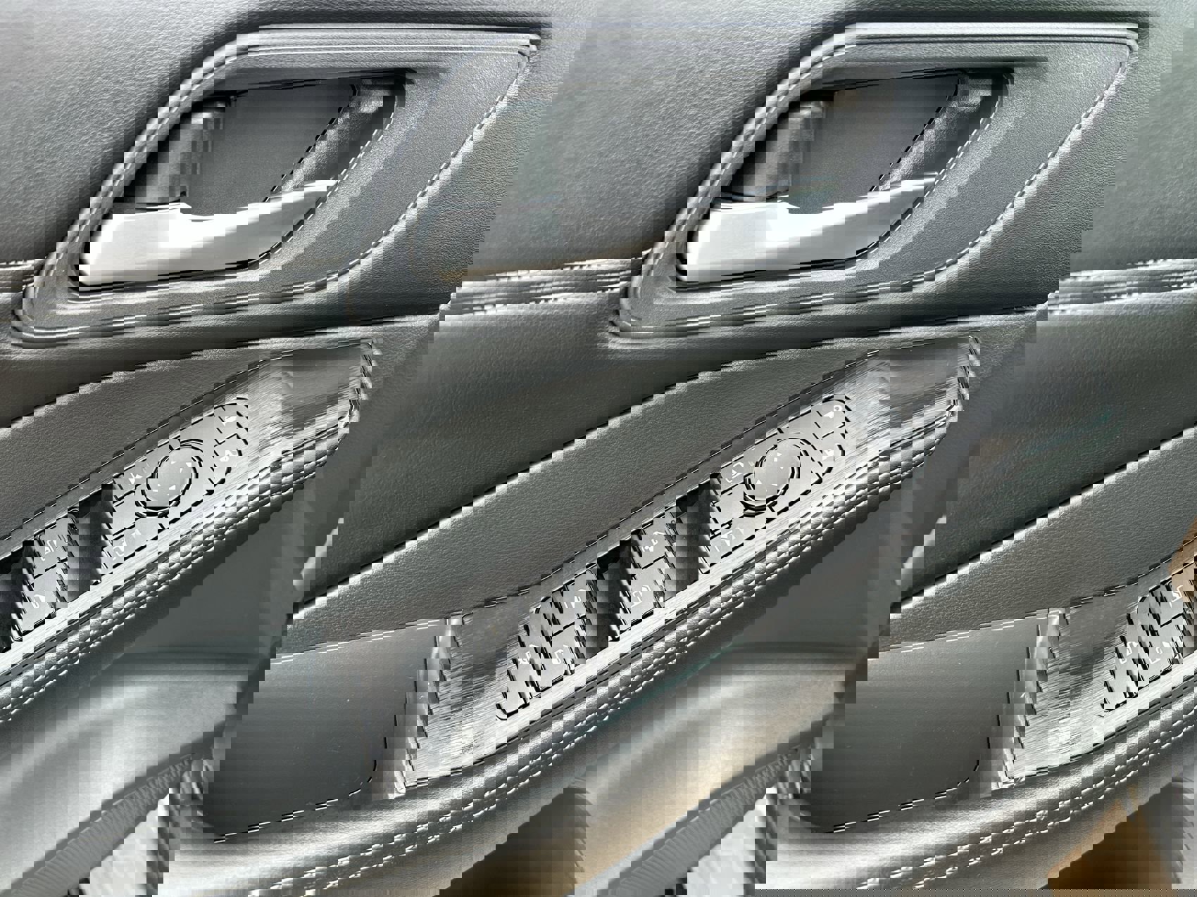 Used 2024 Nissan Rogue SV w/ SV Premium Package image 13