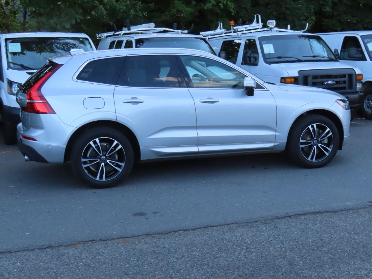 Used 2019 Volvo XC60 T6 Momentum w/ Multimedia Package AWD/4WD image 6