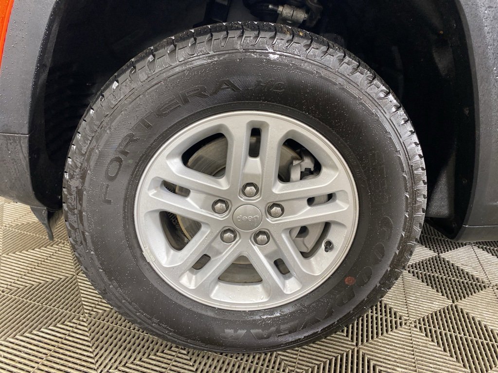 Used 2025 Jeep Grand Cherokee Laredo w/ Luxury Tech Group I image 17