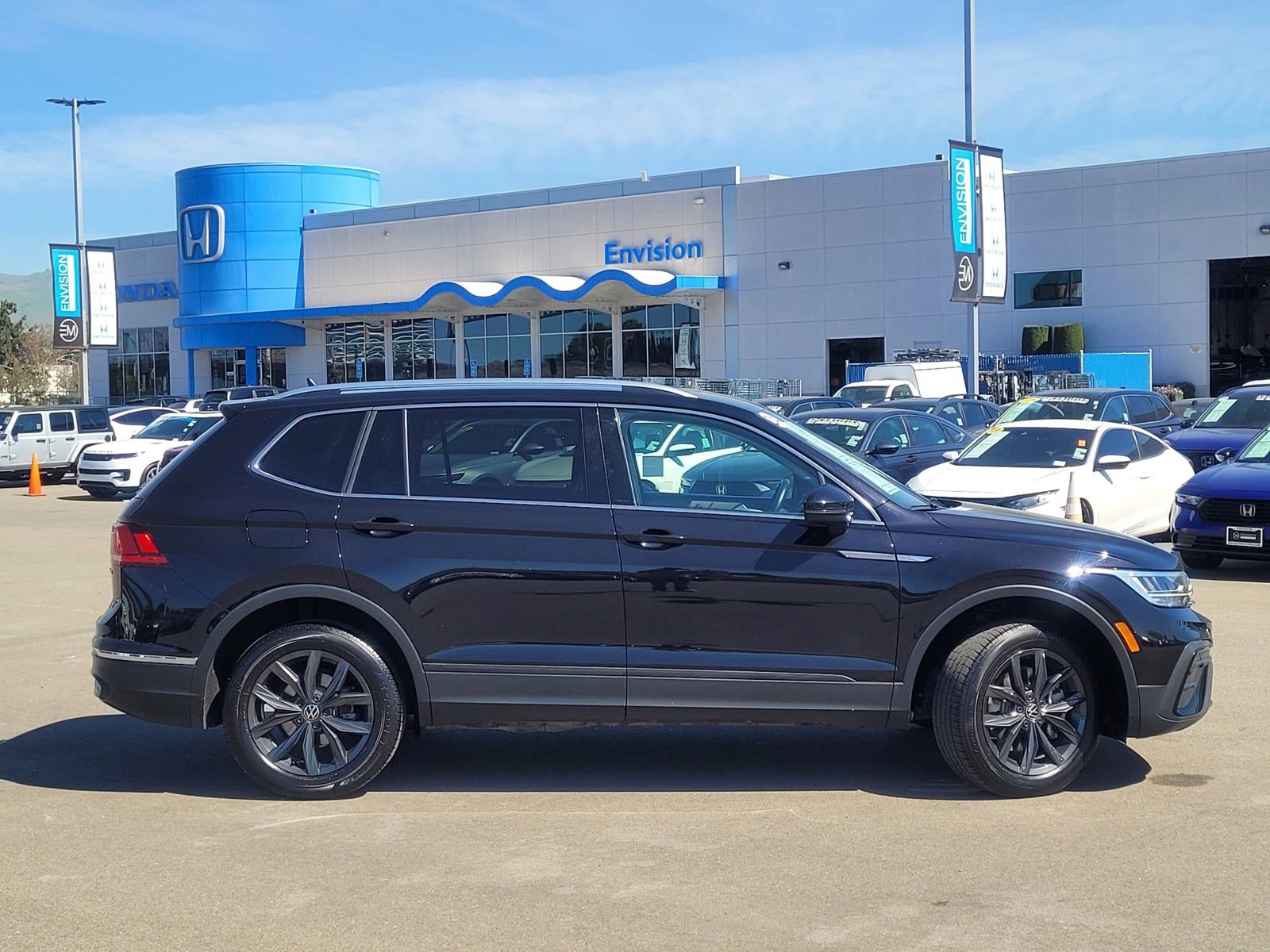 Used 2024 Volkswagen Tiguan SE image 4