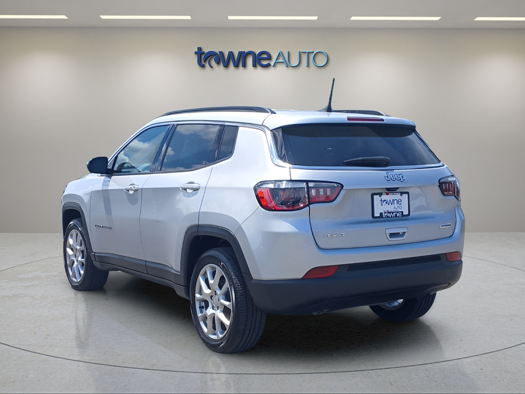 Used 2024 Jeep Compass Latitude AWD/4WD image 6