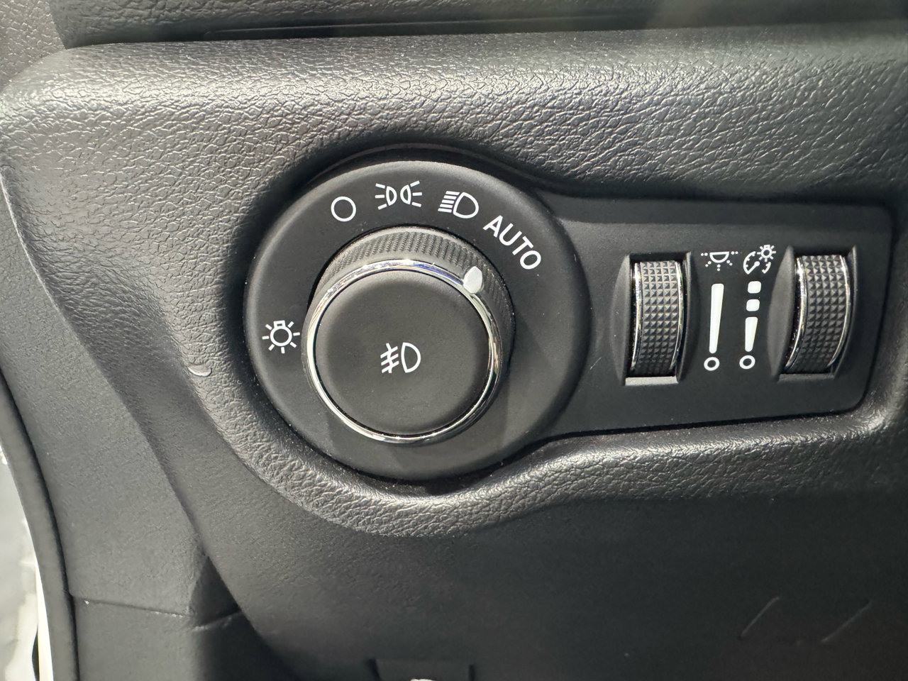 Used 2025 Chrysler Pacifica Select image 13