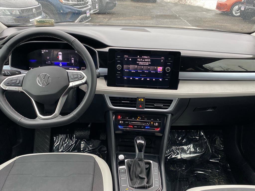 Used 2025 Volkswagen Taos SE image 13