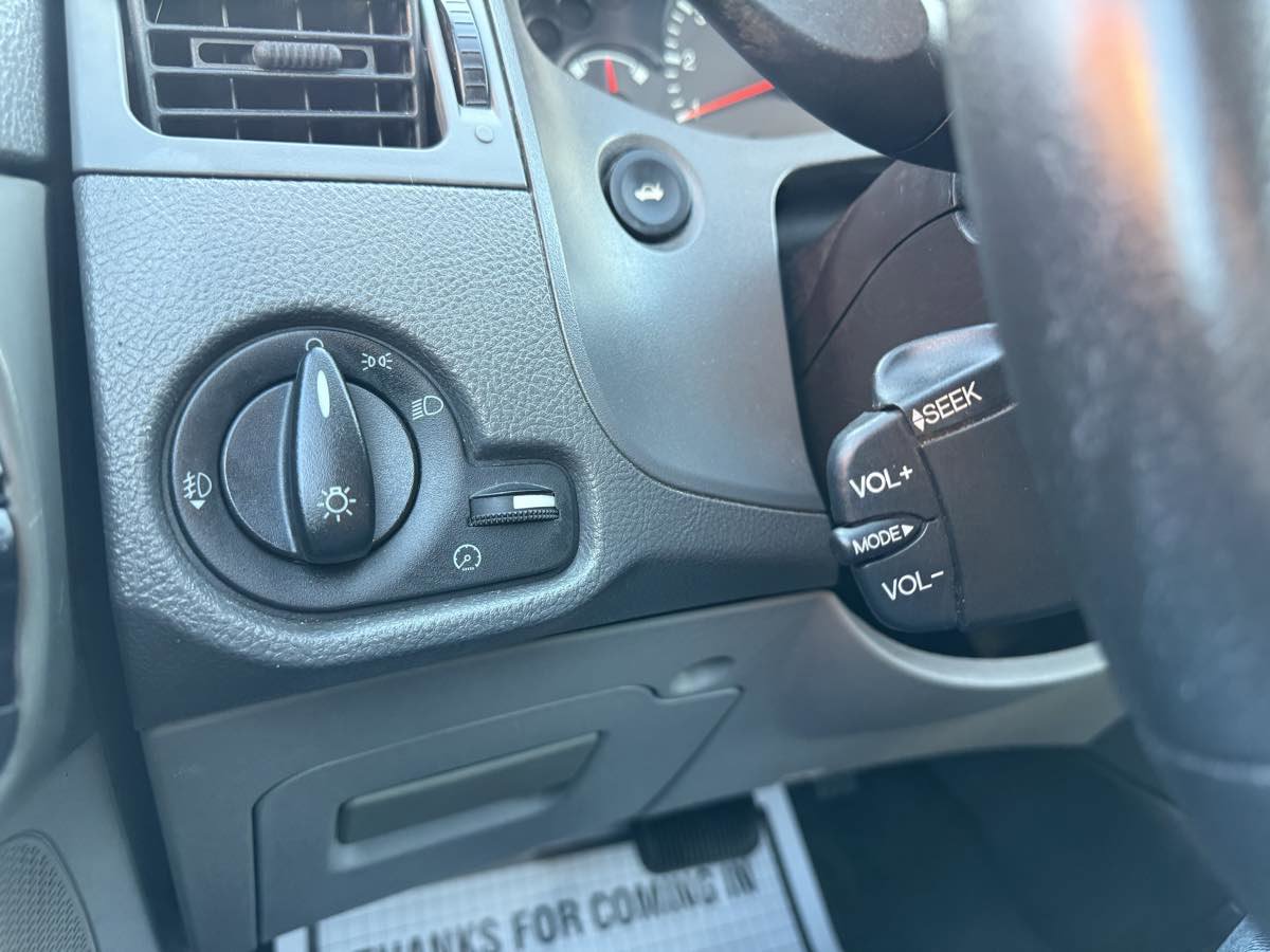 Used 2005 Ford Focus SES FWD image 20