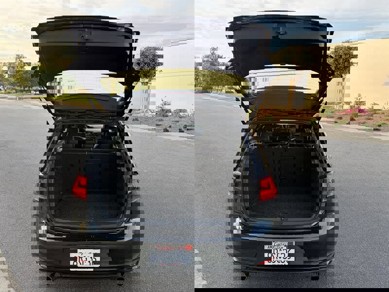 Used 2017 Volkswagen GTI SE image 6