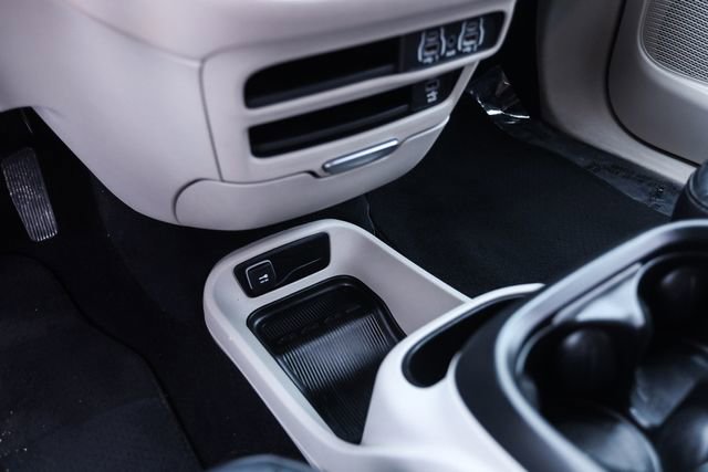 Used 2022 Chrysler Pacifica Touring-L w/ Uconnect Theater Family Group FWD image 33