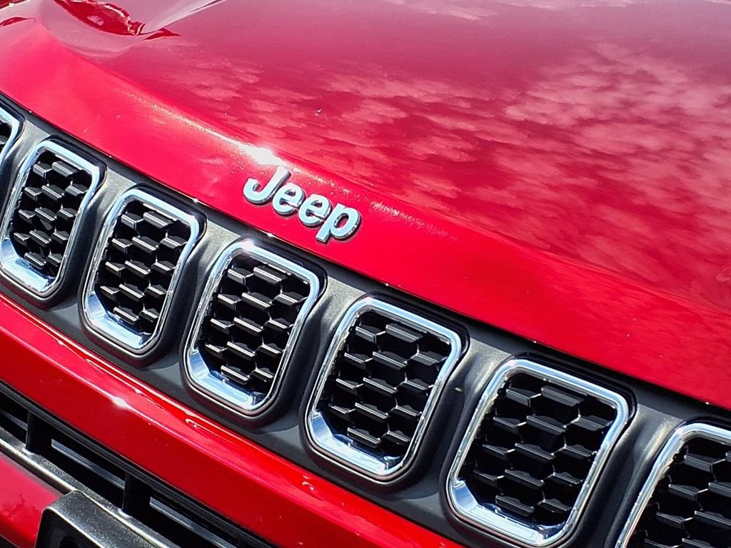Used 2025 Jeep Compass Latitude AWD/4WD image 25