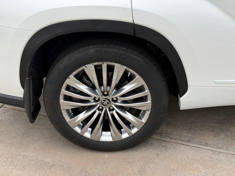 Used 2024 Toyota Highlander Platinum image 6