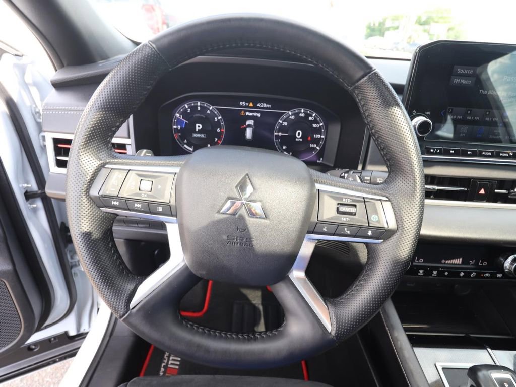 Used 2024 Mitsubishi Outlander SE Black Edition image 18