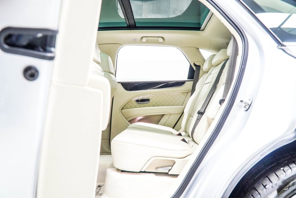 Used 2021 Bentley Bentayga AWD/4WD image 50