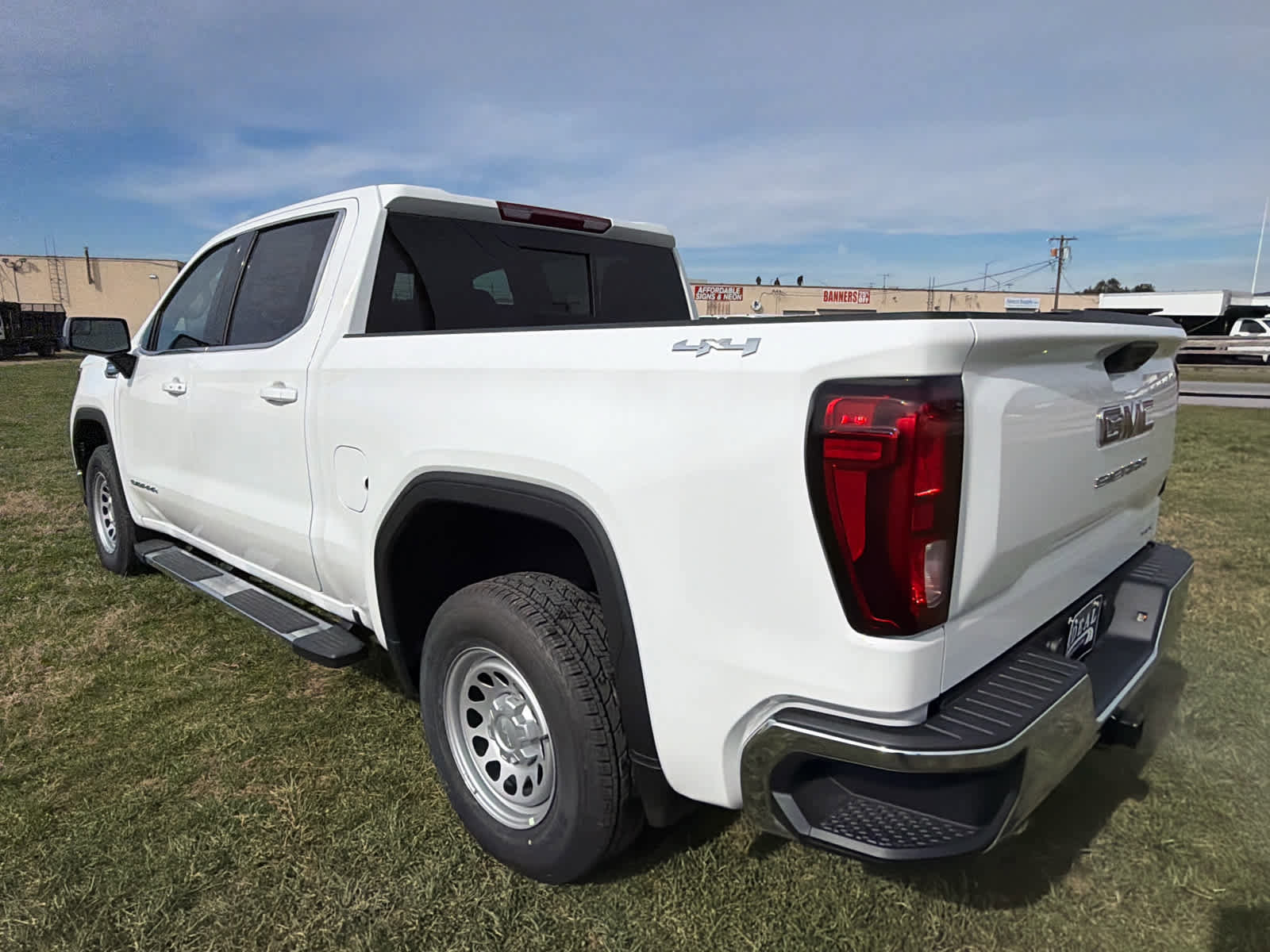 New 2026 GMC Sierra 1500 SLE w/ Preferred Package image 4