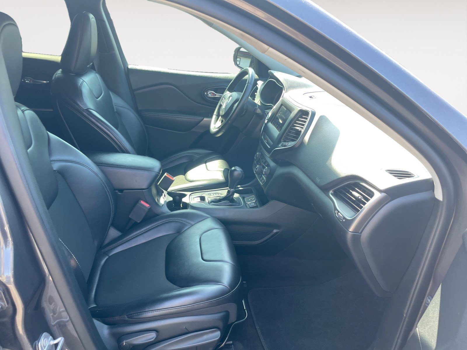 Used 2019 Jeep Cherokee Latitude Plus w/ Comfort/Convenience Group image 13