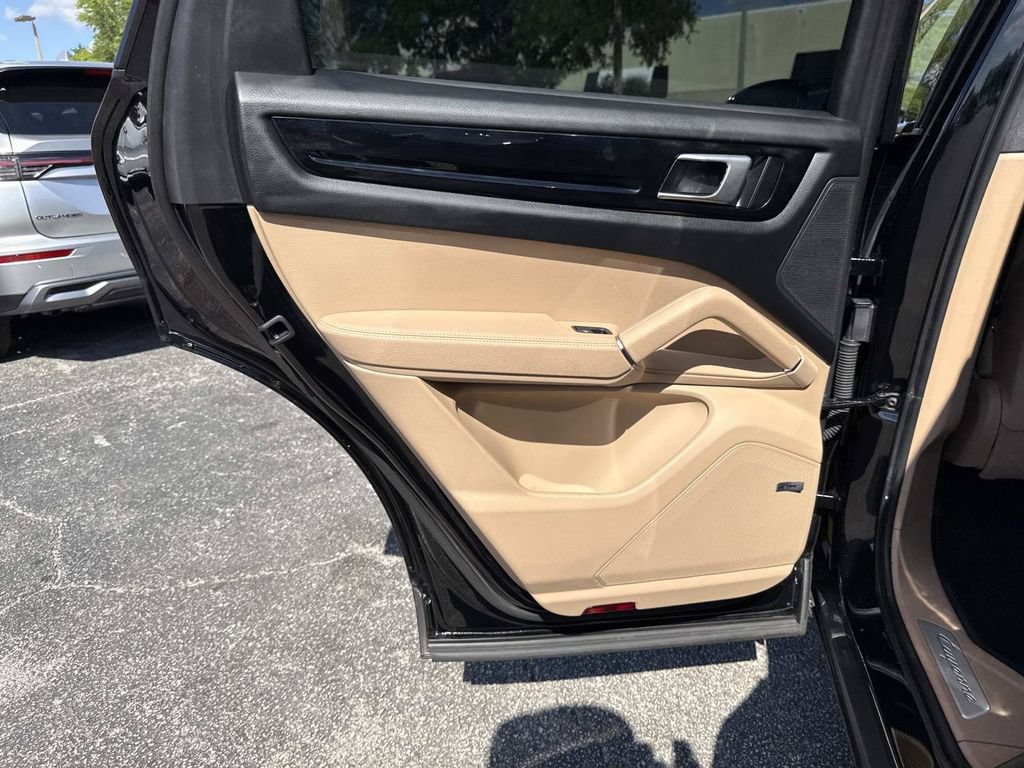 Used 2022 Porsche Cayenne AWD/4WD image 11