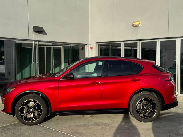Used 2025 Alfa Romeo Stelvio Sprint image 5