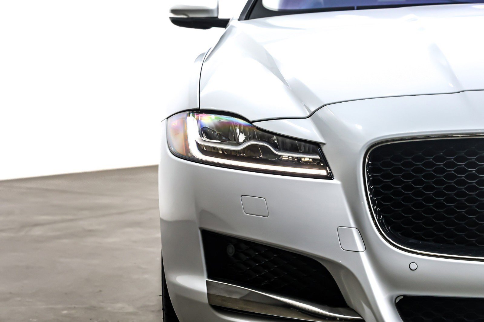 Used 2017 Jaguar XF Premium image 14