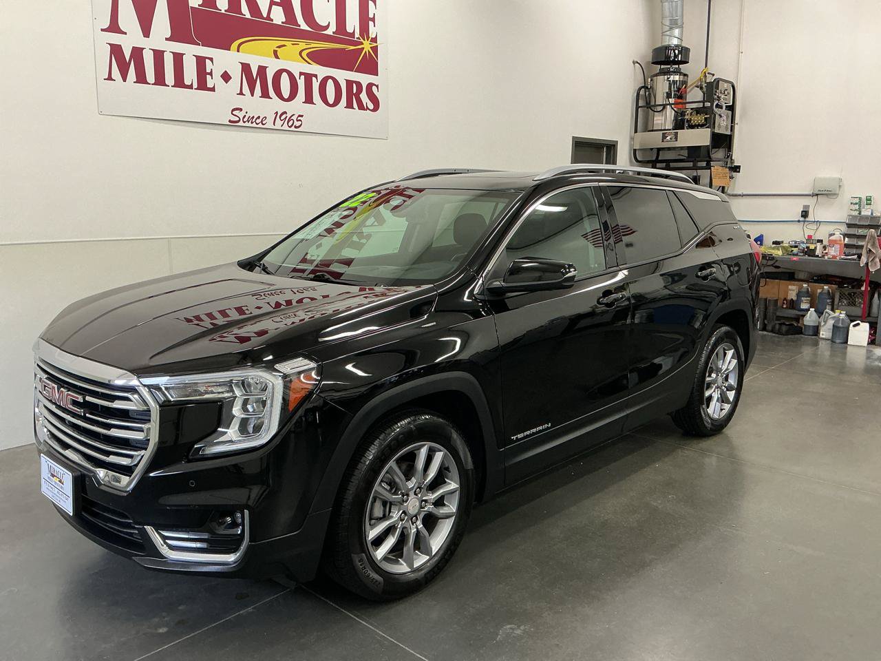 Used 2022 GMC Terrain SLT w/ Infotainment Package II AWD/4WD image 3