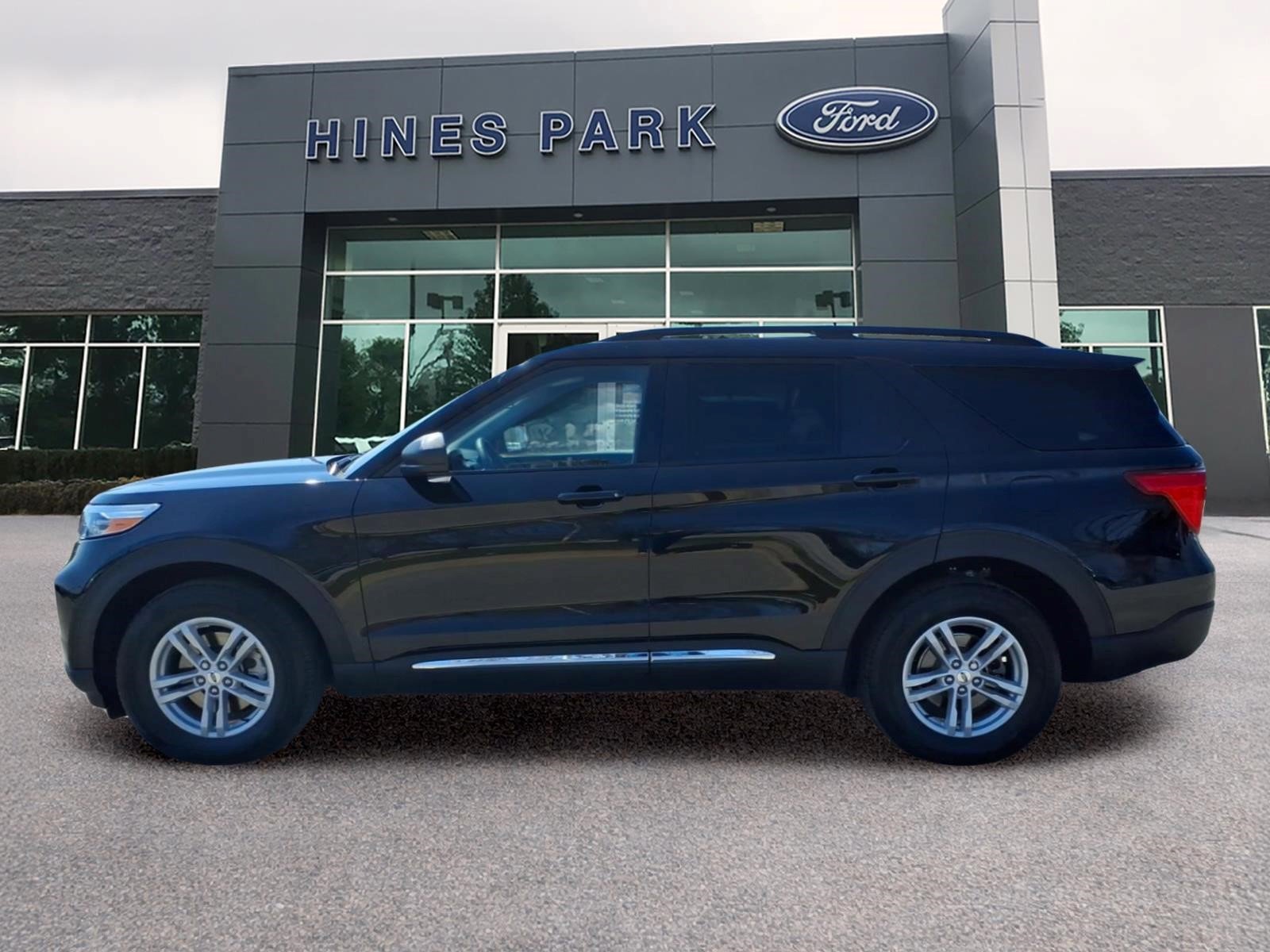 Certified 2024 Ford Explorer XLT w/ Equipment Group 202A AWD/4WD image 4