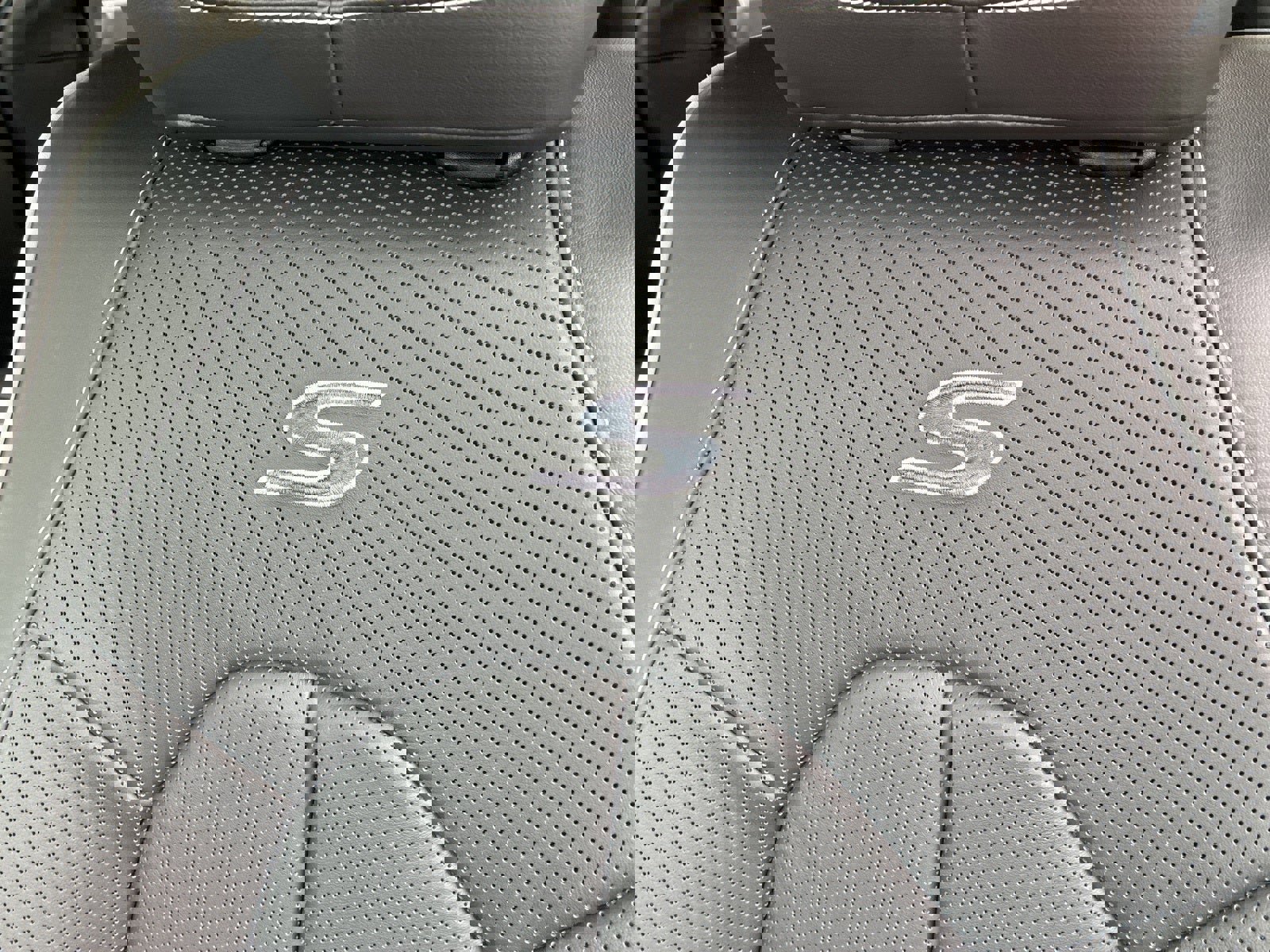 New 2026 Chrysler Pacifica Limited w/ Uconnect Theater Family Group image 16