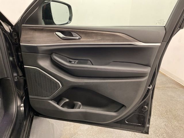 Used 2026 Jeep Grand Cherokee Limited image 24