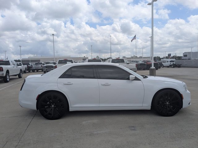 Used 2018 Chrysler 300 Touring L image 4