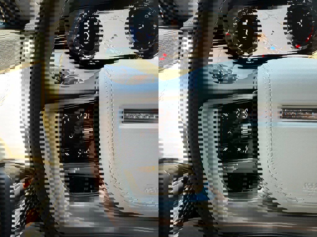 Used 2025 Land Rover Range Rover SE image 28