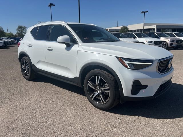 Used 2025 Volvo XC40 B5 Core image 1