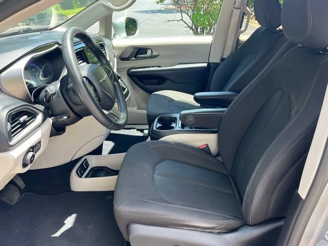 Used 2020 Chrysler Pacifica Touring FWD image 24