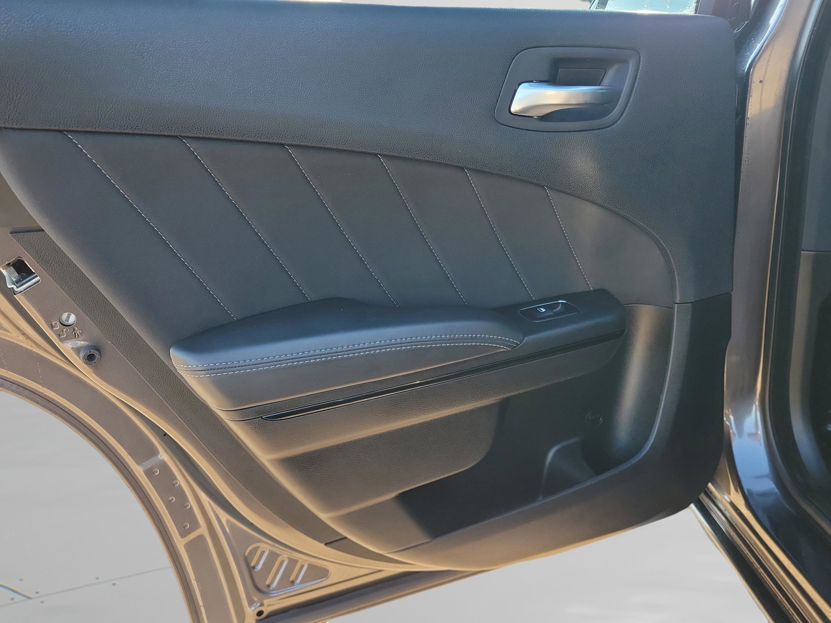 Used 2022 Dodge Charger SXT w/ Blacktop Package image 9