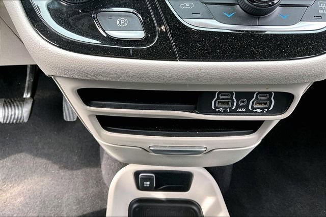 Used 2023 Chrysler Pacifica Touring-L image 16