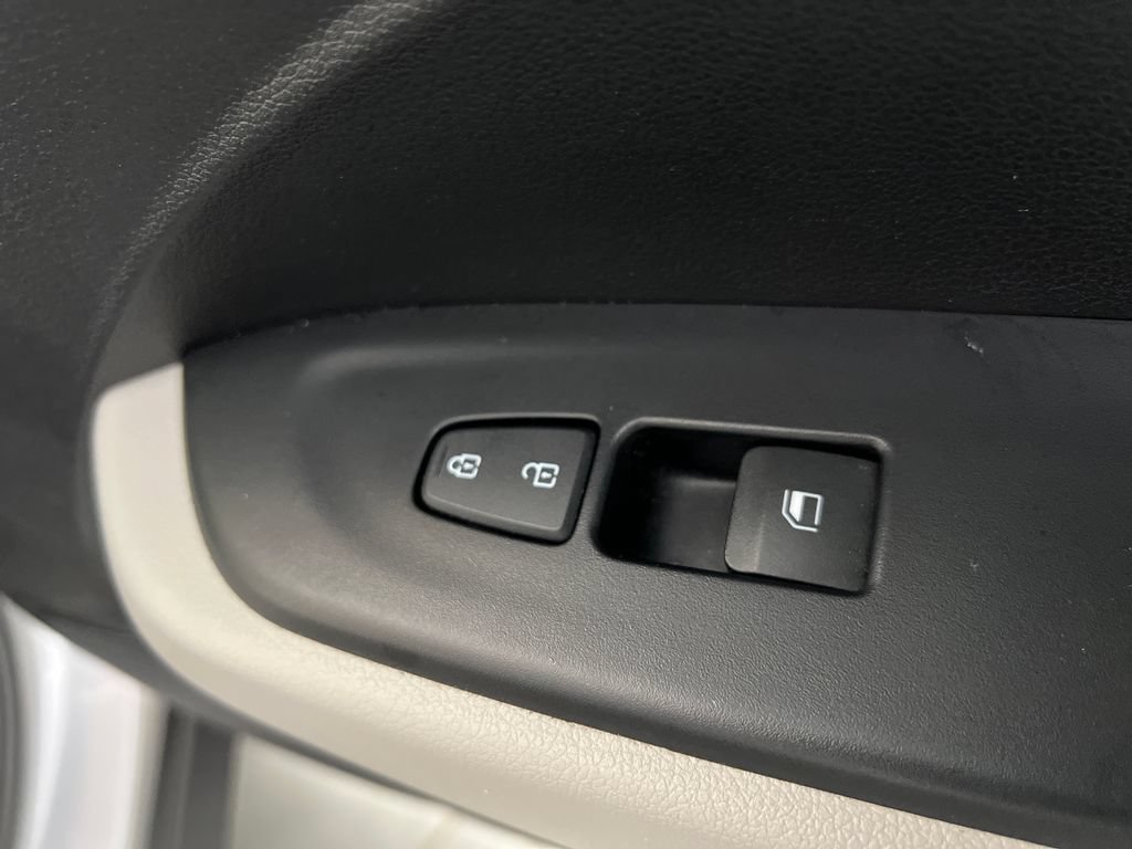 Used 2025 Hyundai Venue SEL FWD image 31