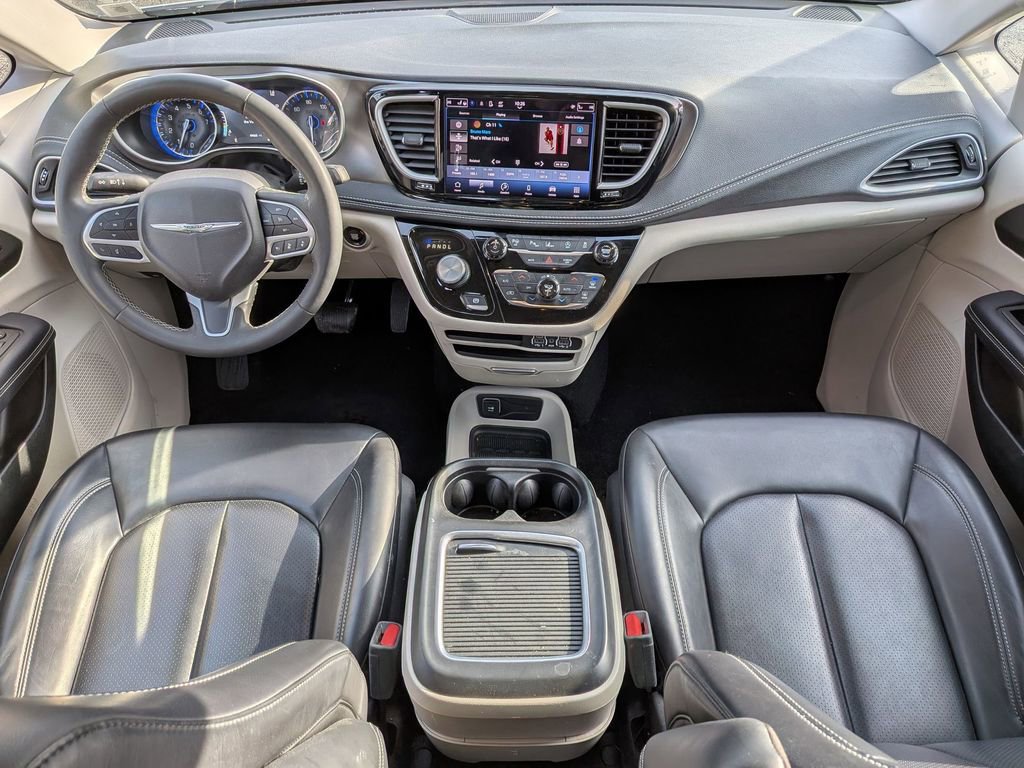 Used 2023 Chrysler Pacifica Touring-L image 18