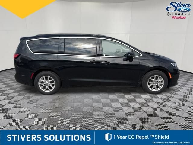 Used 2022 Chrysler Pacifica Touring-L FWD image 5