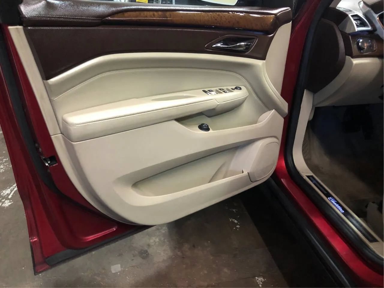 Used 2011 Cadillac SRX Luxury FWD image 12