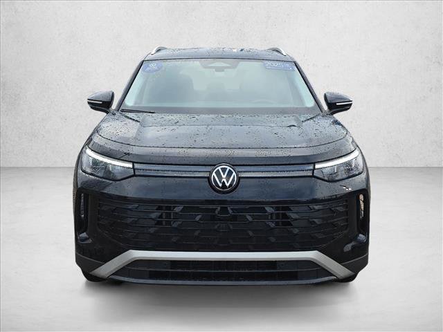 Used 2025 Volkswagen Tiguan SE image 2