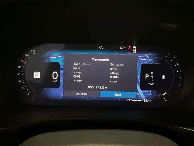 Used 2025 Volvo XC40 B5 Plus image 12