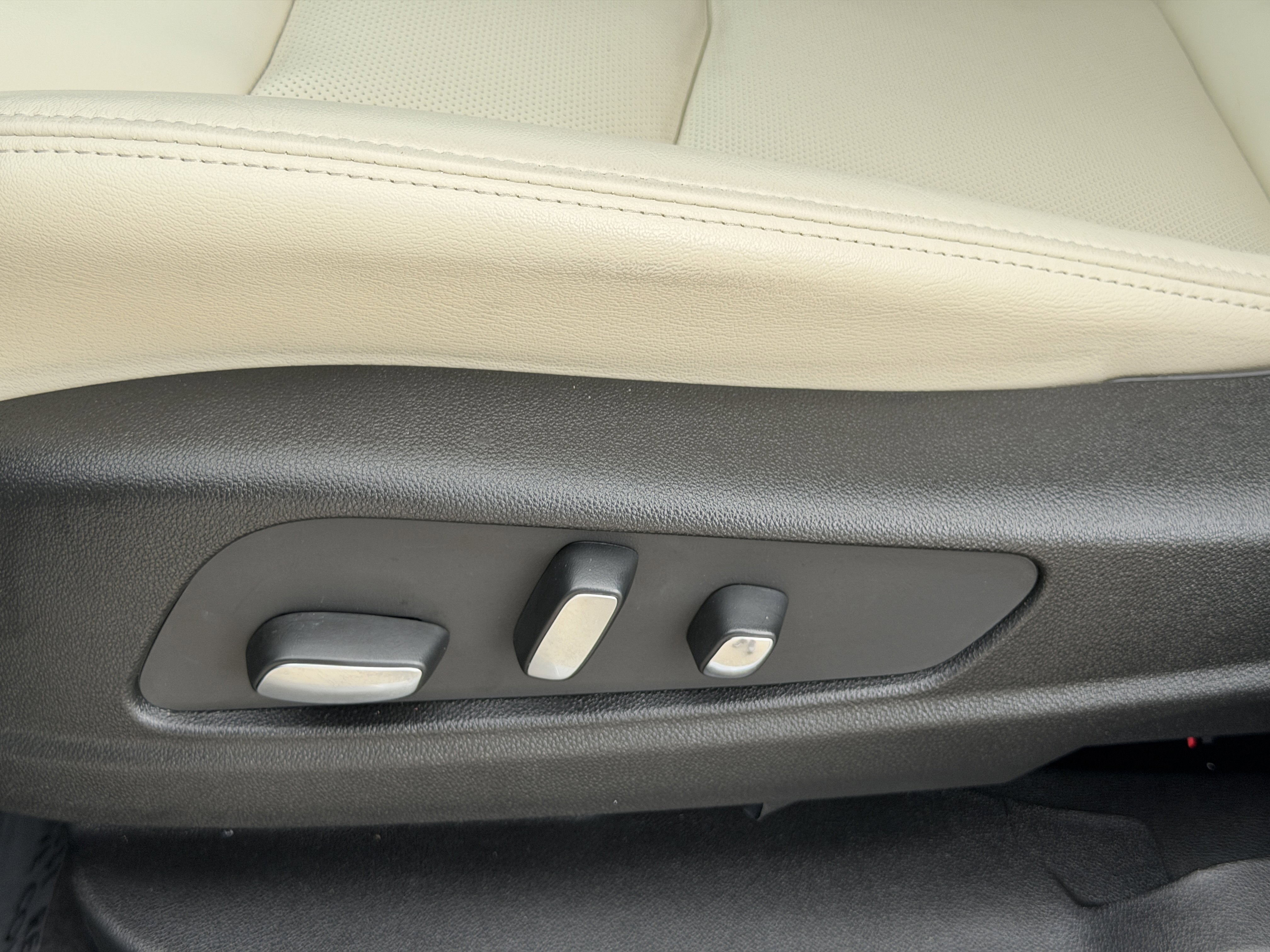 Certified 2025 Cadillac XT6 Sport w/ Technology Package image 21