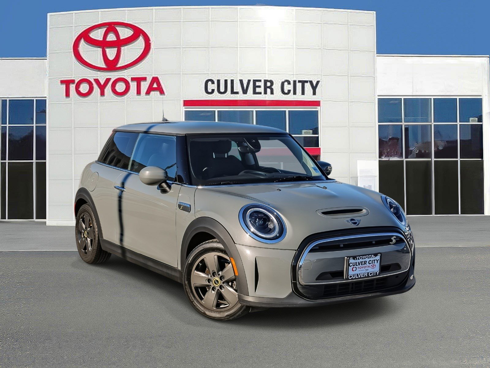 Used 2023 MINI Cooper SE image 1