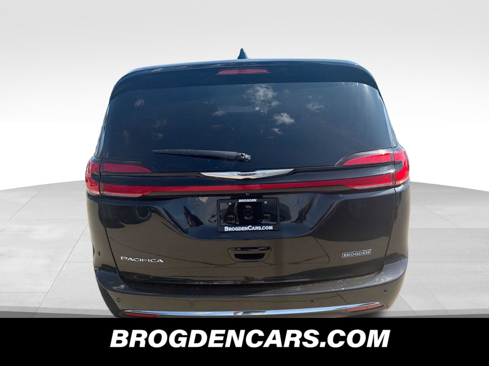 Used 2023 Chrysler Pacifica Touring-L FWD image 7