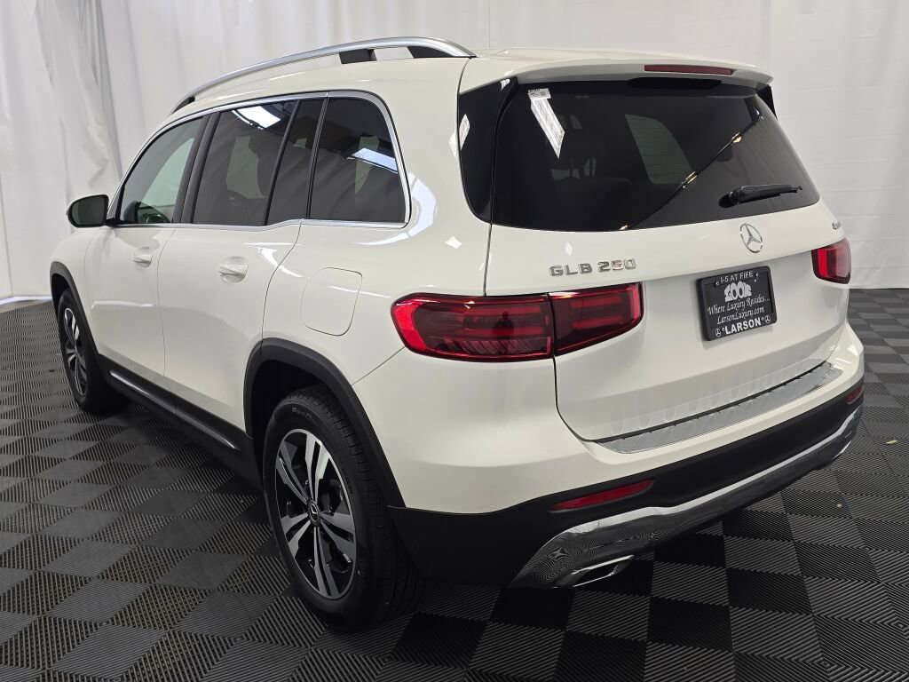 Used 2025 Mercedes-Benz GLB 250 4MATIC image 4