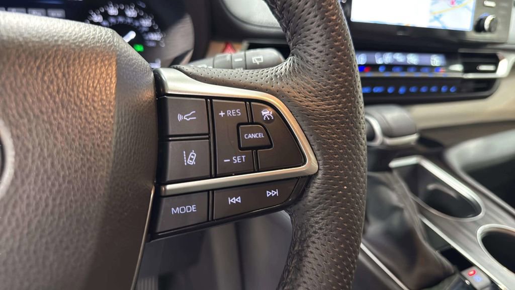Used 2023 Toyota Sienna Limited AWD/4WD image 31